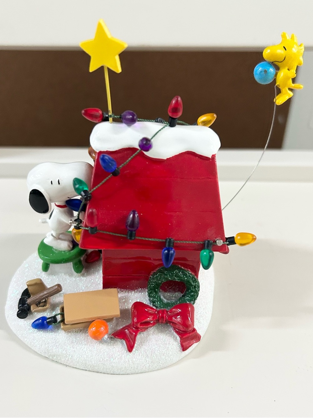 Snoopy Dept 56 “Getting Ready for Christmas” figurine cute!